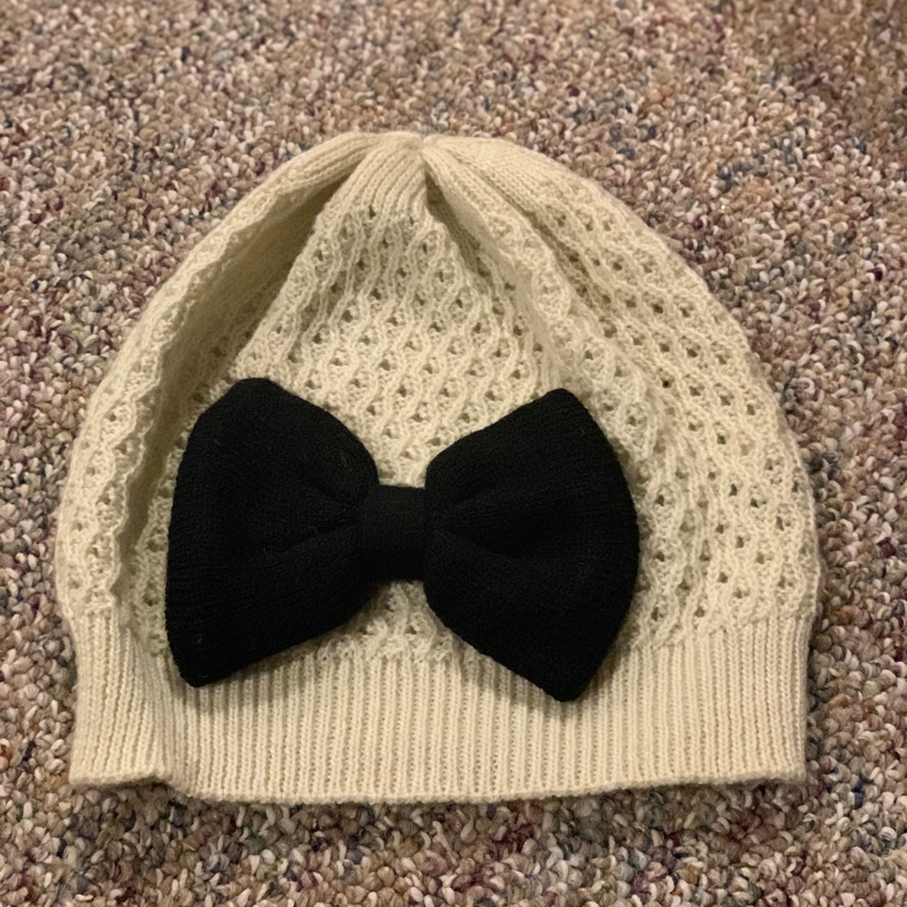 Beanie with bow detail